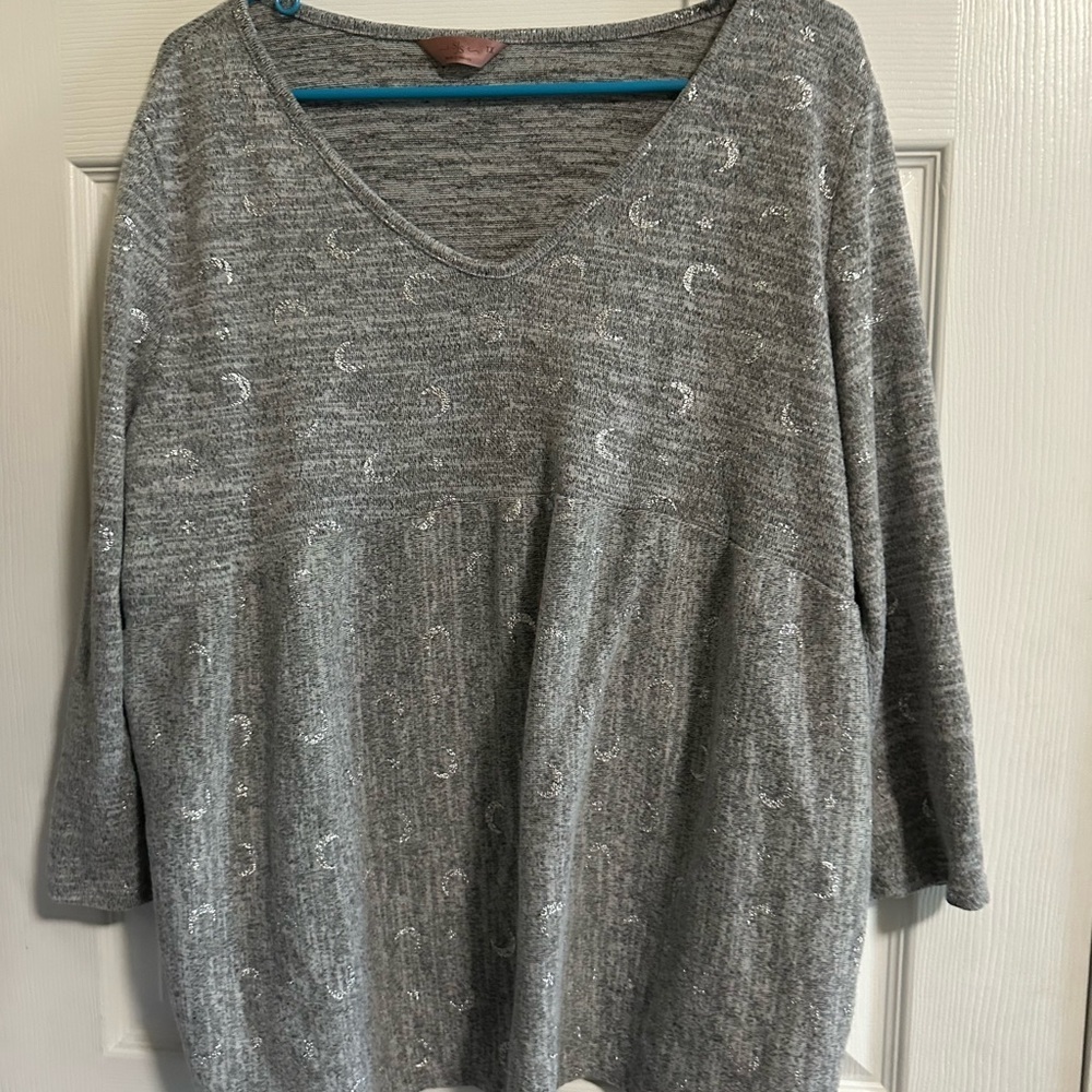 SJS Gray V-Neck 3/4 Sleeve Top with Silver Moon 🌙 & Stars ⭐️  Size 1X